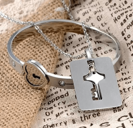 COLLAR LLAVE Y BRAZALETE CORAZÓN